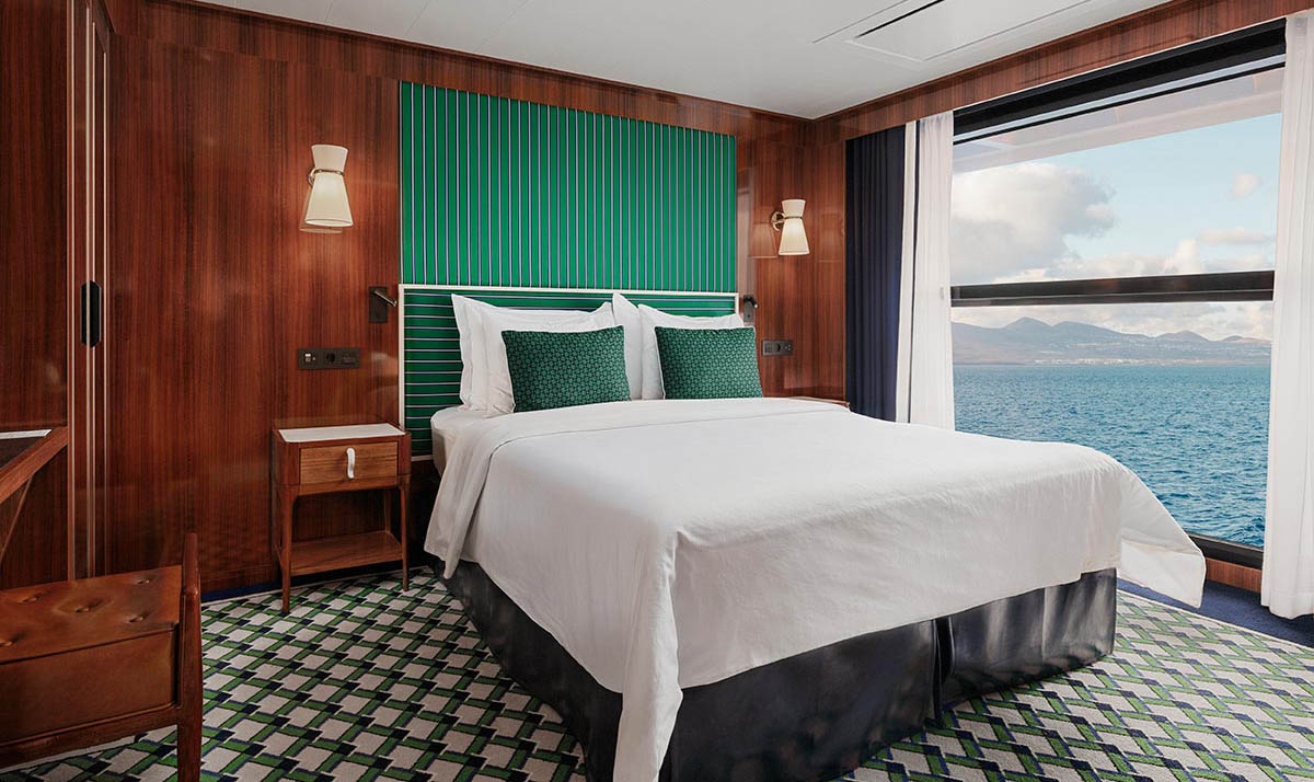 Deluxe Horizon Suite aboard World Traveller