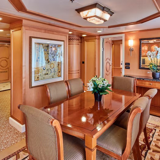 Queen Elizabeth Master Suite accommodation