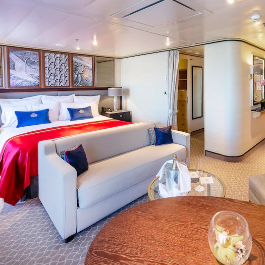Queen Mary 2 Queens Suite accommodation
