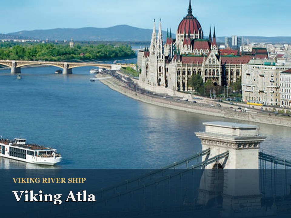 Viking Atla cruise ship — Scenic view of Budapest with Parliament and Danube