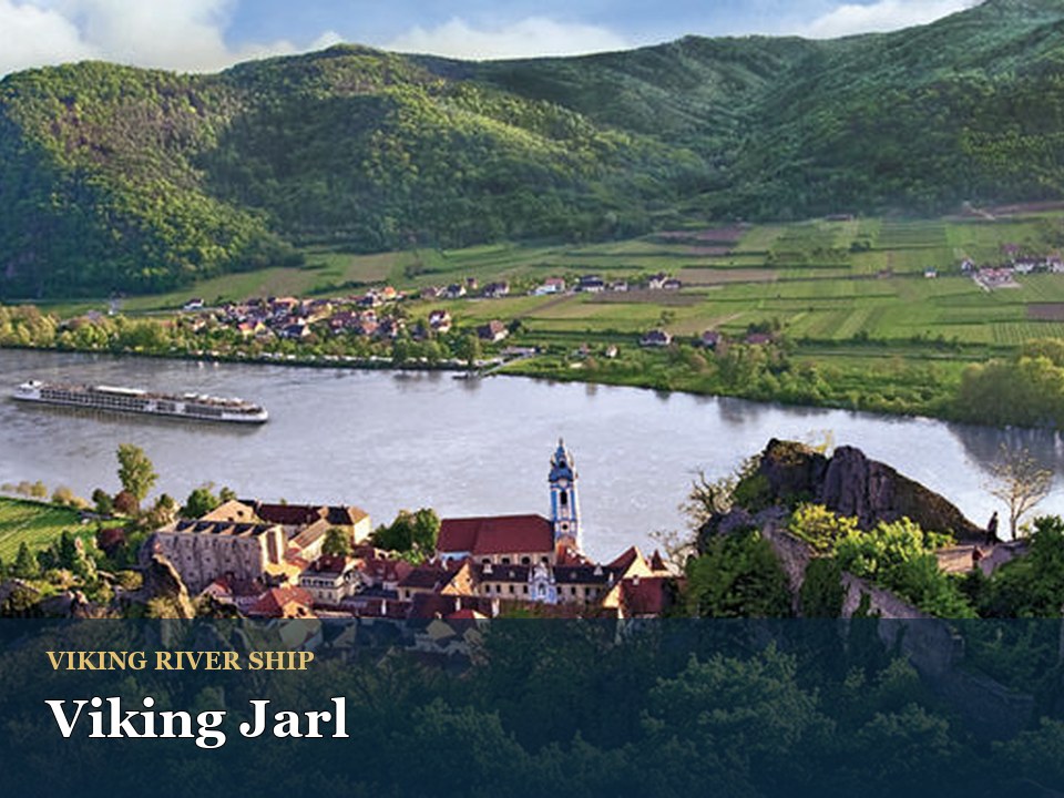 Viking Jarl cruise ship — Scenic view of Wachau Valley landscape