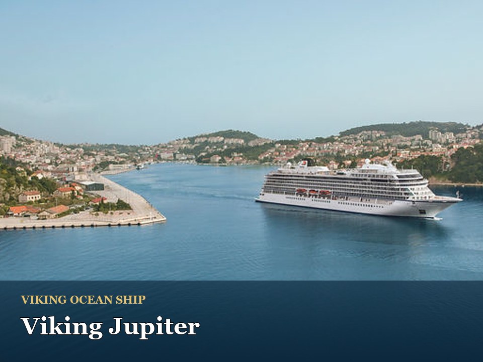 Viking Jupiter cruise ship — Cruise ship near Dubrovnik bridge and coastline