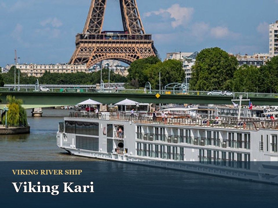 Viking Kari cruise ship — Cruise ship on Seine with Eiffel Tower view