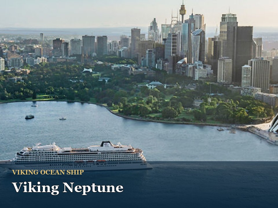 Viking Neptune cruise ship — Cruise ship in Sydney Harbour skyline view