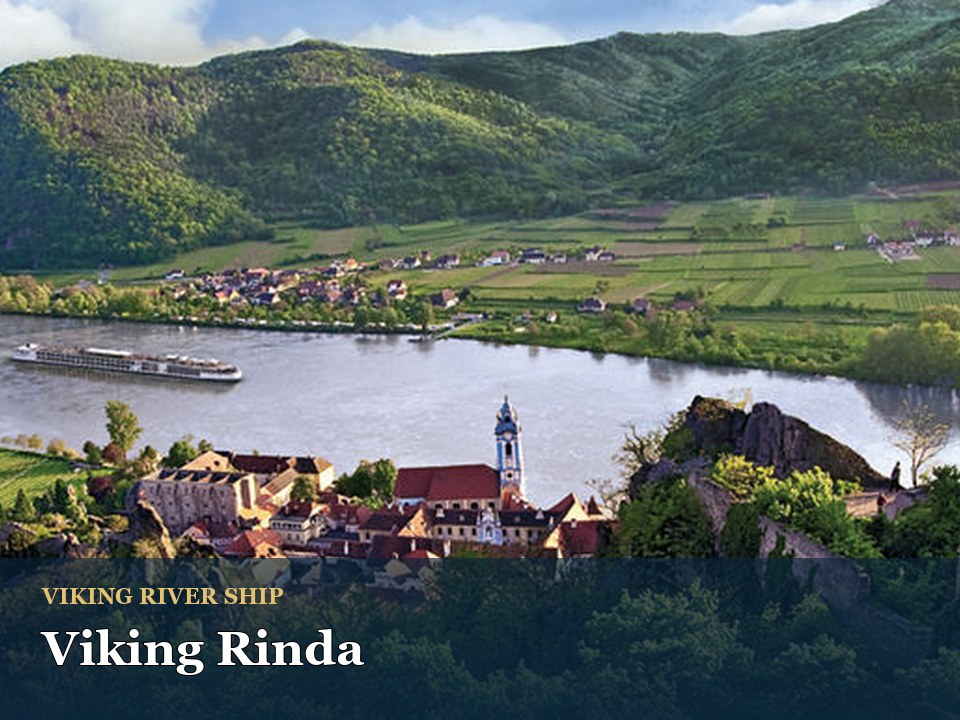 Viking Rinda cruise ship — Scenic view of Wachau Valley landscape
