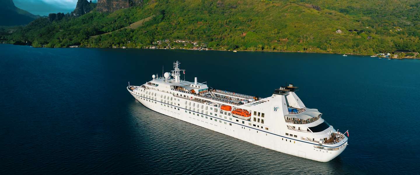 Star Breeze sailing in French Polynesia